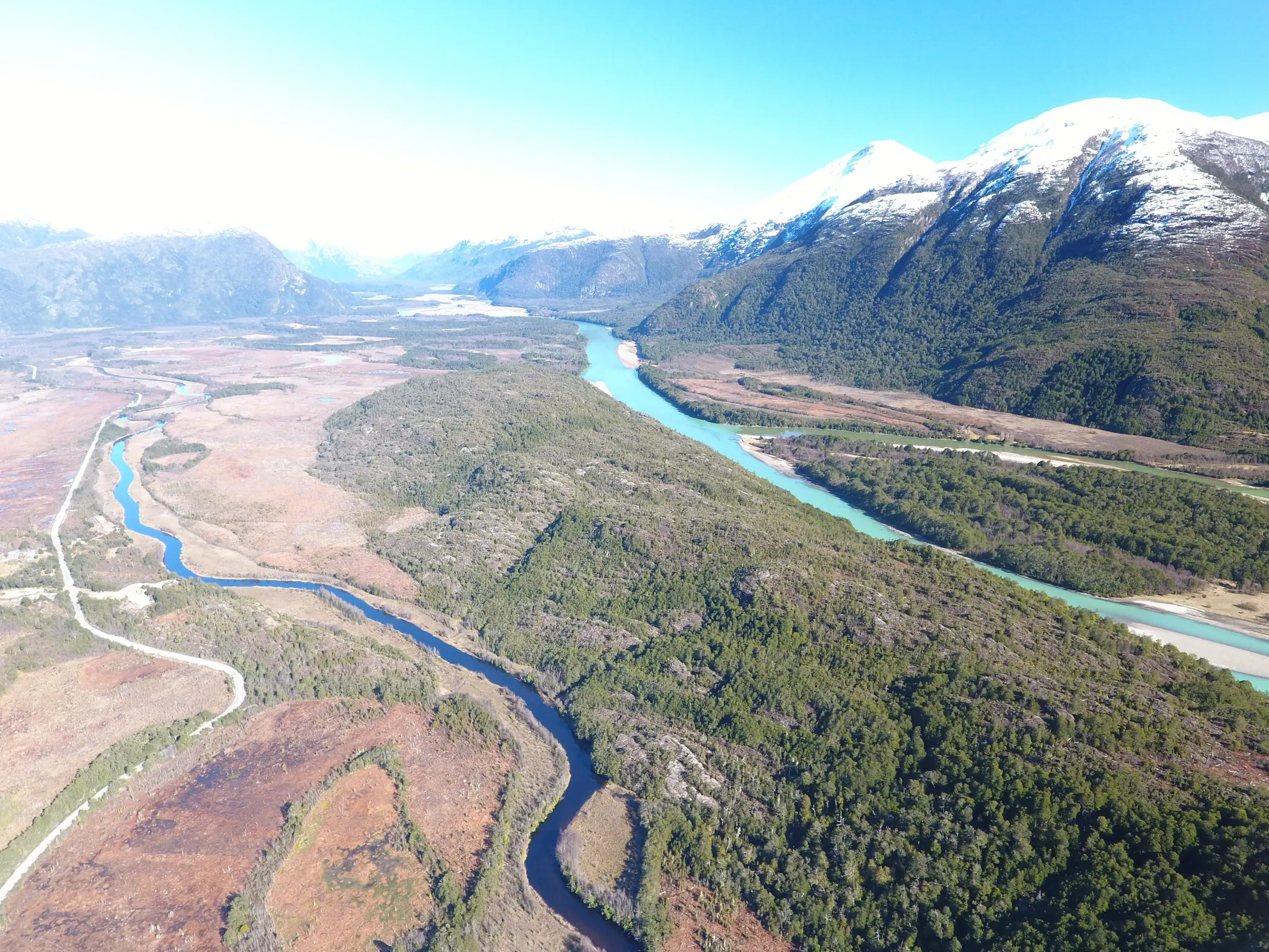 Vista aérea del valle de los ríos Vargas y Baker, con bosque nativo y cumbres nevadas