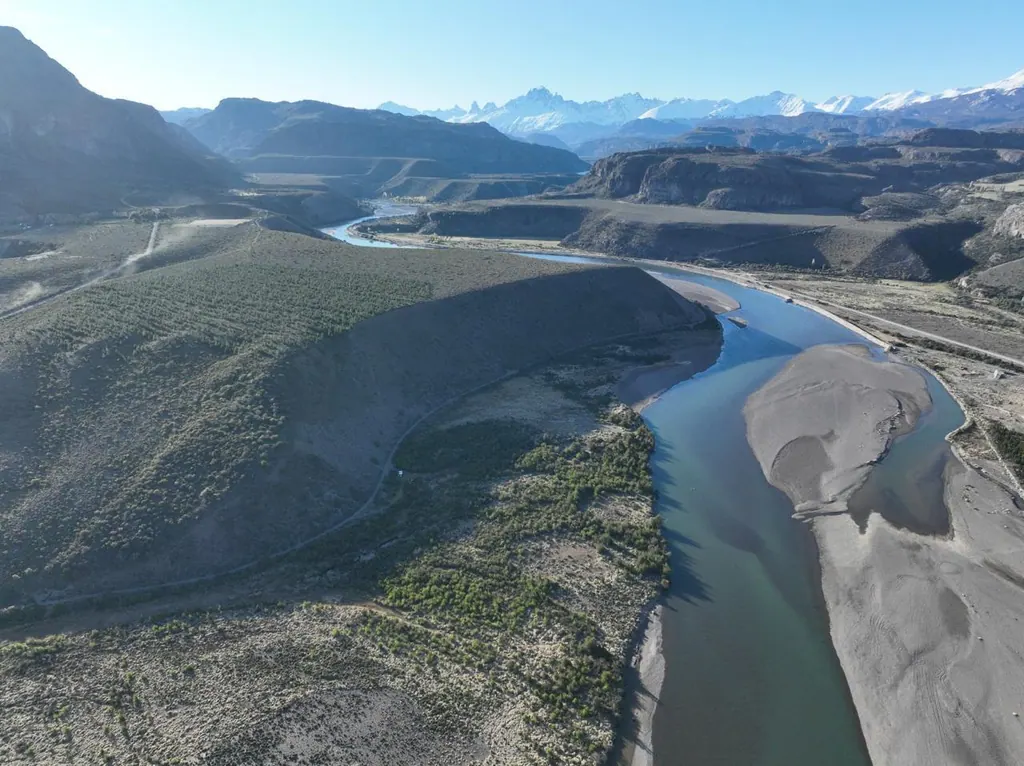 Praderas del campo de Río Ibáñez con el cordón montañoso al fondo