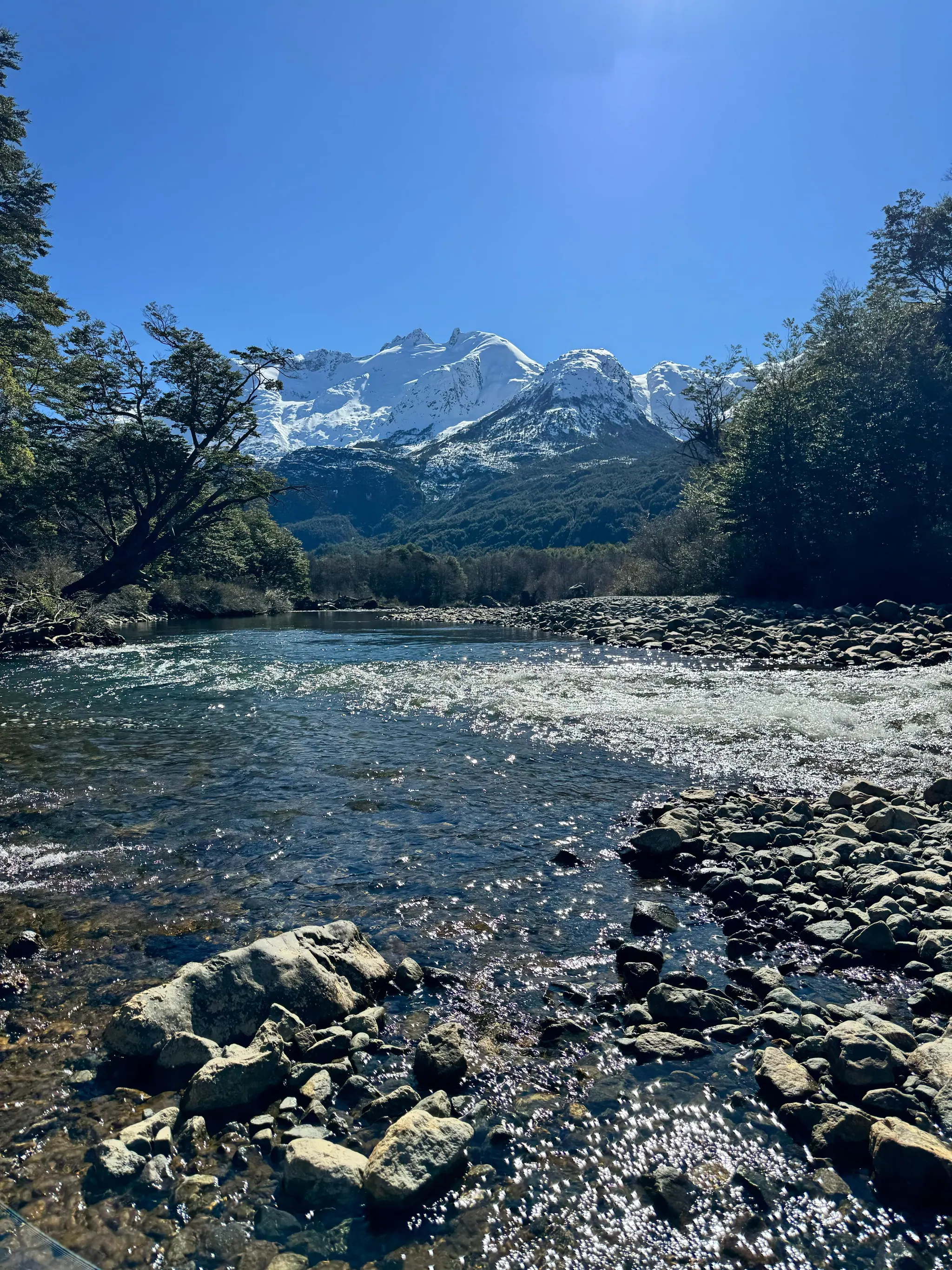Río Exploradores entre piedras, con cumbres nevadas al fondo