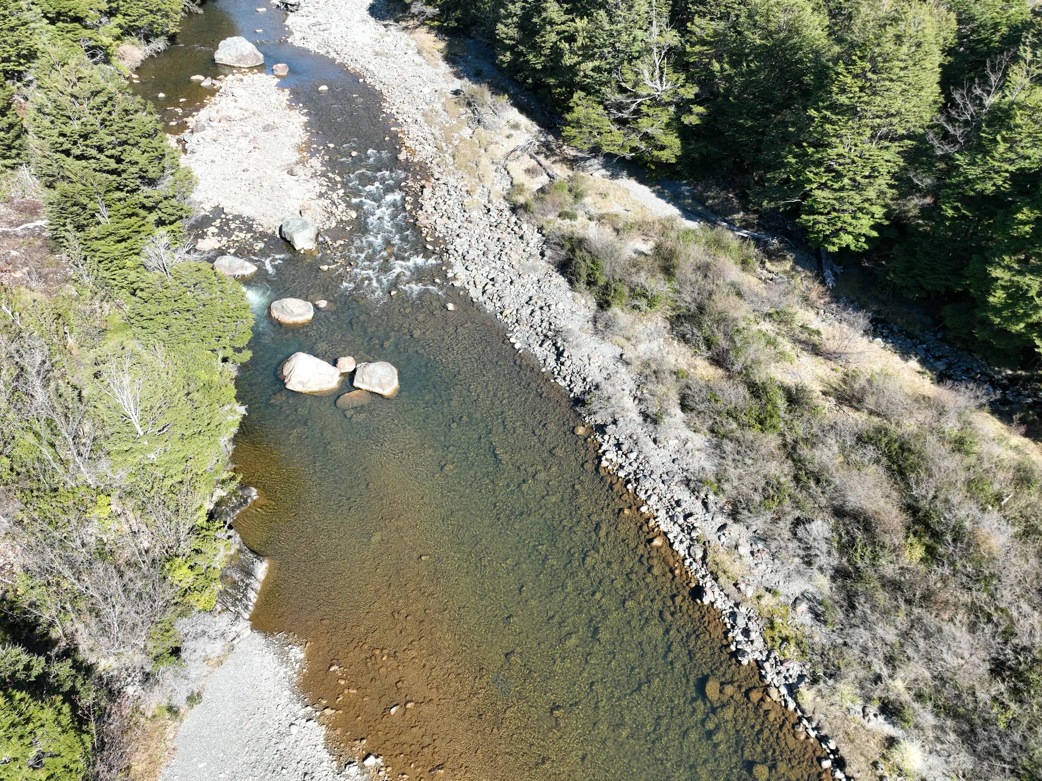 Vista aérea del cauce del Río Exploradores, de aguas transparentes y fondo de piedras