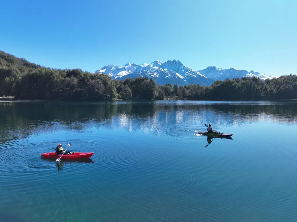 Lomajes suaves de la parcela con el Cerro Castillo al fondo