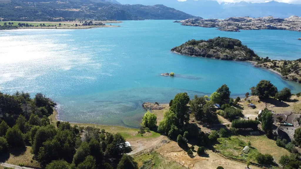 Parcela plana de 1 hectárea en Puerto Sánchez frente al Lago General Carrera
