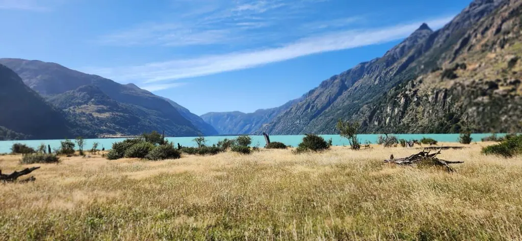 Pradera plana frente al Lago Azul, en un valle entre montañas