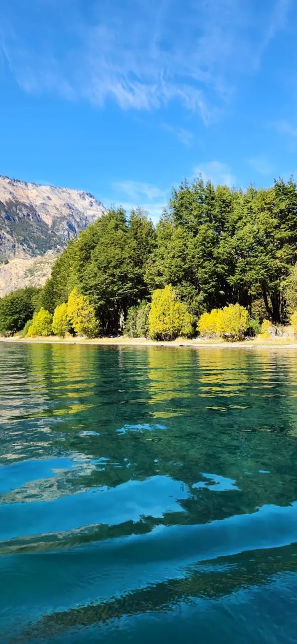 Aguas cristalinas del Lago Azul con bosque en la orilla